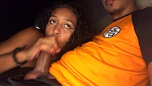 Essa novinha me mamou na praia e nos flagraram fudendo a c�u aberto