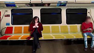 masturbo a un desconocido en el tren mientras mi esposo filma todo