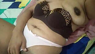 Hijastra con lenceria haciendo travesuras con sus tetas
