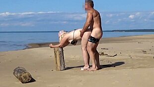 wild risky fuck on beach with curvy mature bitch 😈