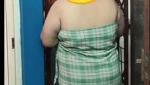 Indian Housewife Delivery Boy Dare With Towel