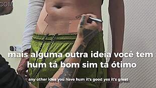 Fazendo O Desenho Da Tatuagem Enquanto Ele Mexia No Pau