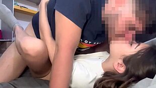 companera de cuarto horny pide sexo anal sin condon en medio de la noche